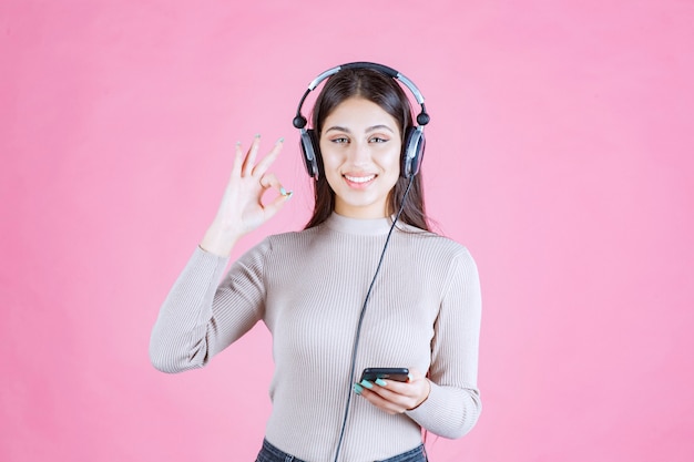 Garota usando fones de ouvido curtindo a música