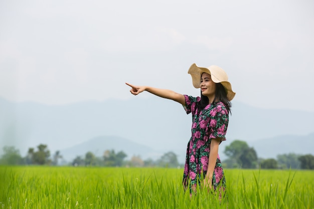 Garota usando um vestido floral em pé em um prado