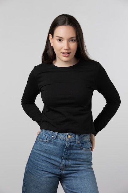 Garota vestindo camiseta preta posando no estúdio