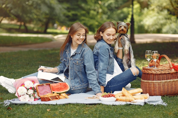 garotas bonitas em um parque brincando com cachorro