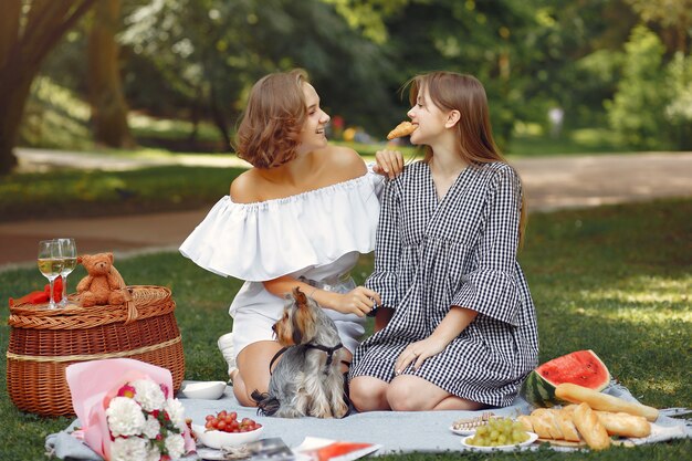 garotas bonitas em um parque brincando com cachorro