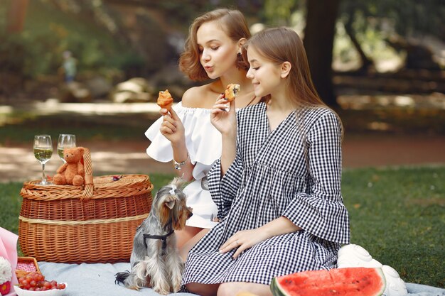 garotas bonitas em um parque brincando com cachorro