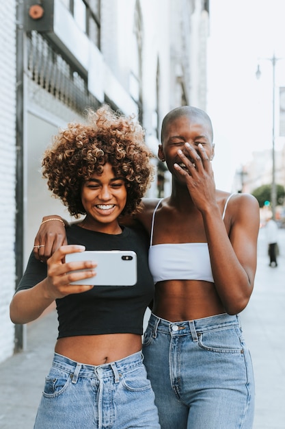 Garotas bonitas fazendo uma chamada de vídeo