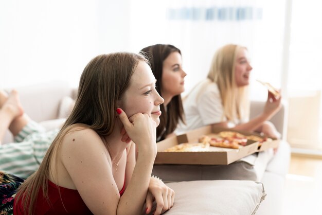 Garotas de lado assistindo a um filme