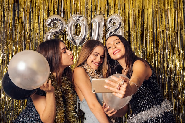 Garotas do disco que tomam o selfie na festa do ano novo