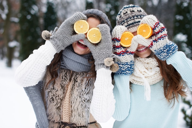 Foto grátis garotas engraçadas com vitaminas naturais no inverno