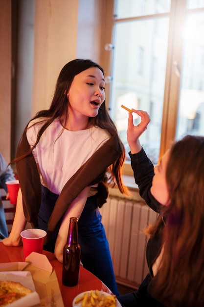 Foto grátis garotas festejando juntas