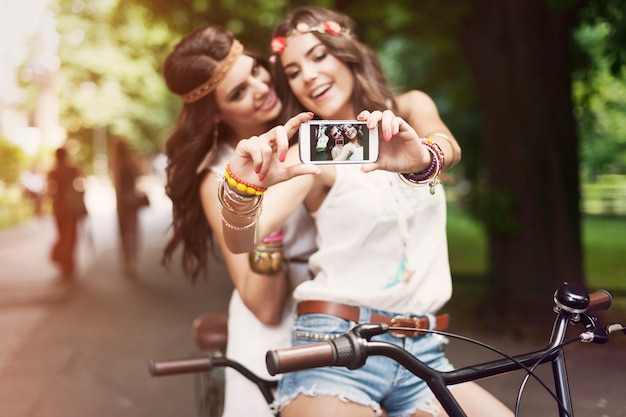 Garotas hippie tirando selfie no parque