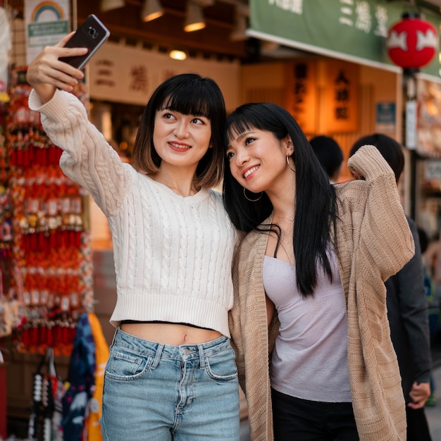 Garotas lindas asiáticas tirando uma selfie