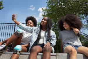 Foto grátis garotas negras passando um tempo juntas ao ar livre