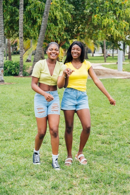 Foto grátis garotas negras passando um tempo juntas