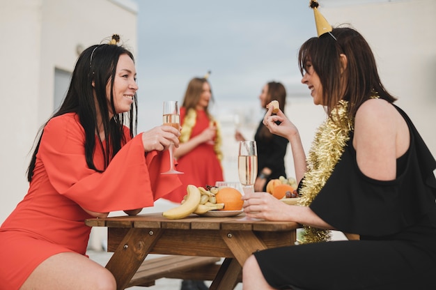 Garotas se divertindo em uma festa no telhado