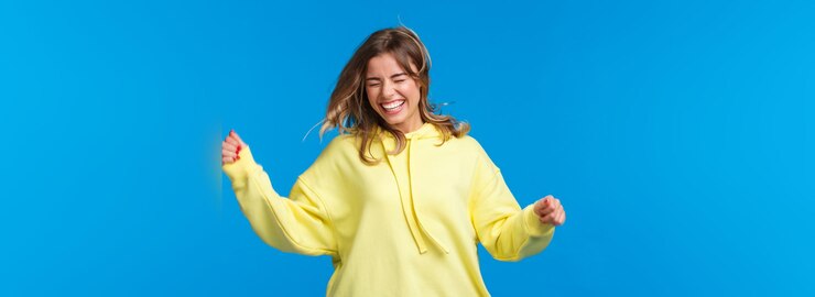 Foto grátis garotas só querem uma garota loira divertida, despreocupada e feliz, que gosta de pular e dançar na primavera