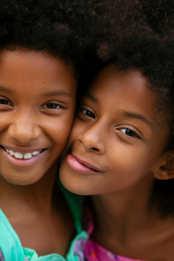 Foto grátis garotas sorridentes de alto ângulo posando