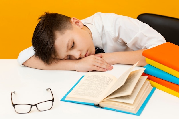 Garotinho, adormecido durante a leitura