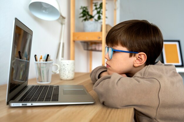 Foto grátis garotinho assistindo filmes no laptop