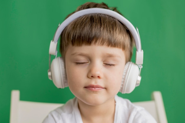 Foto grátis garotinho com fones de ouvido
