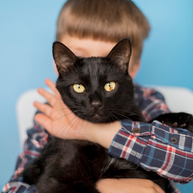 Garotinho com gato preto