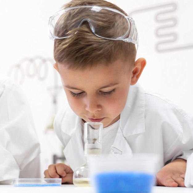 Garotinho fazendo um experimento na escola