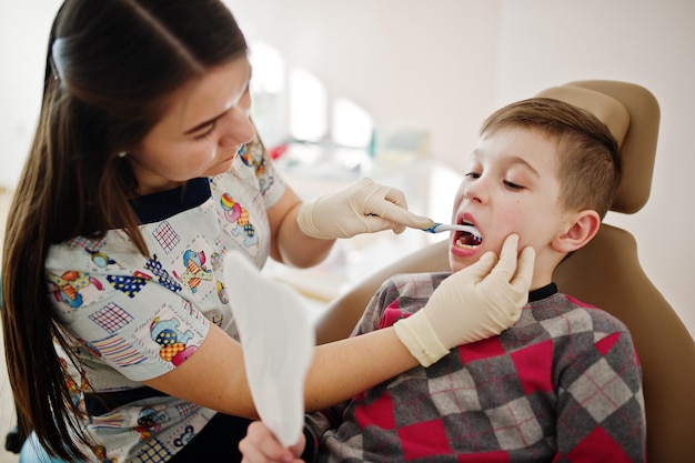Garotinho na cadeira do dentista Crianças odontológicas