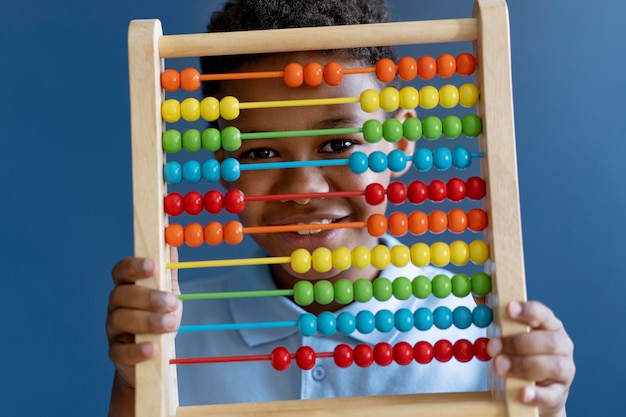 Foto grátis garotinho tendo uma sessão de terapia ocupacional