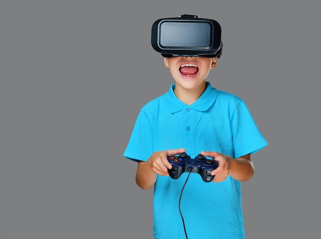 Garoto adolescente brinca com óculos vr e smartphone.