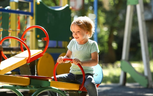 Garoto bonito brincando no parque