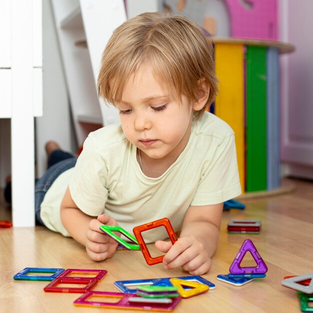 Garoto bonito brincando