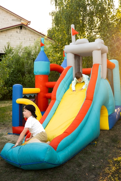 Garoto brincando na casa de salto tiro completo