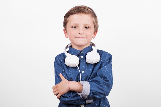 Garoto confiante com fones de ouvido