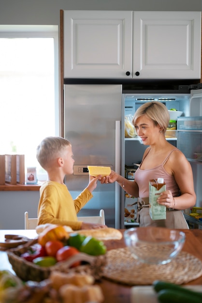 Foto grátis garoto cozinhando e se divertindo em casa