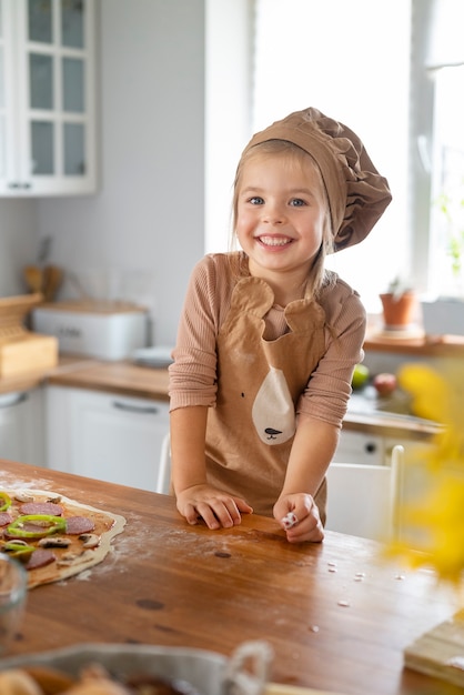 Garoto cozinhando e se divertindo em casa