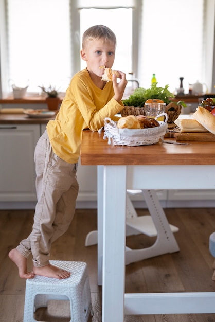 Foto grátis garoto cozinhando e se divertindo em casa
