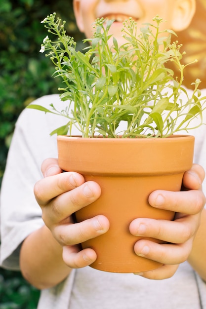 Foto grátis garoto de colheita com vaso de flores