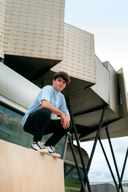 Foto grátis garoto de tiro completo fazendo parkour