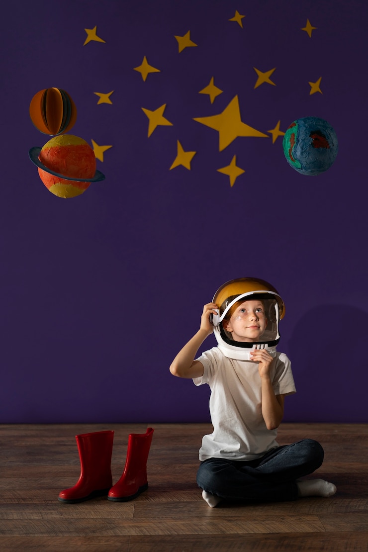 Foto grátis garoto de tiro completo usando capacete