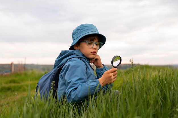 Foto grátis garoto de tiro médio explorando o ambiente natural