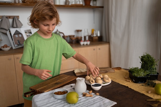 Garoto de tiro médio preparando comida