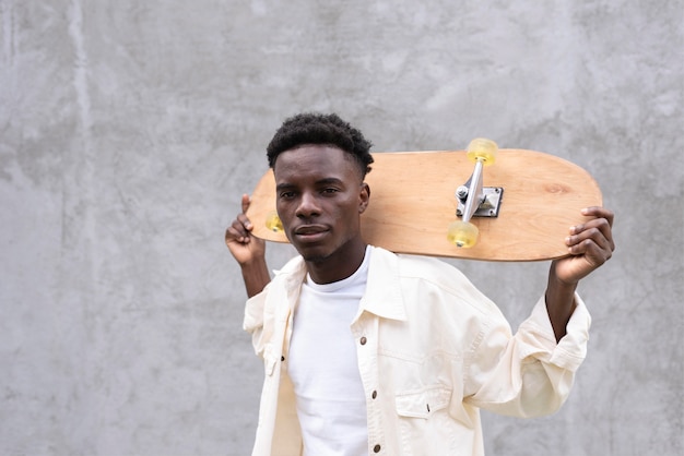 Foto grátis garoto de tiro médio segurando skate