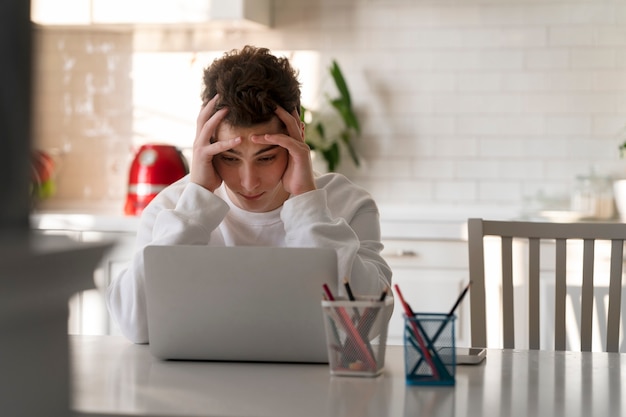 Foto grátis garoto de vista frontal sendo vítima de cyberbullying