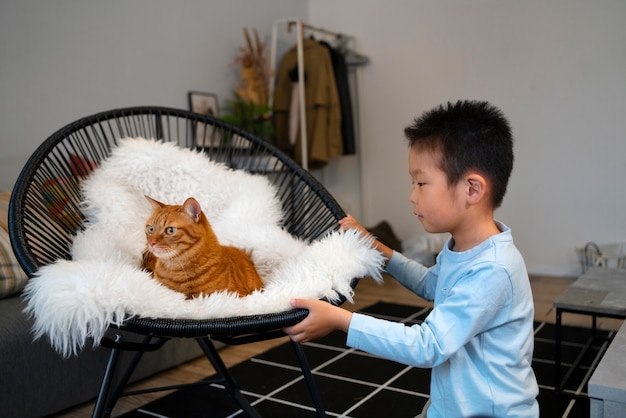 Foto grátis garoto de vista lateral com gato fofo