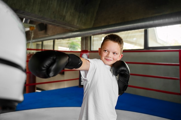 Foto grátis garoto de vista lateral praticando boxe