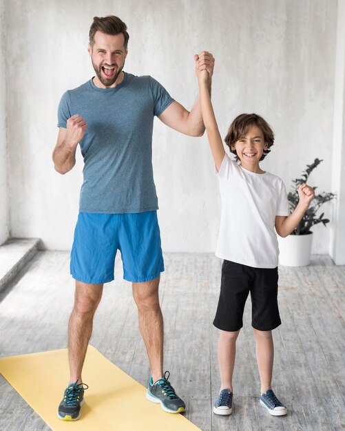 Garoto e seu pai fazendo esporte em casa