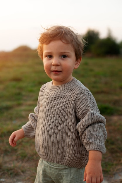 Foto grátis garoto fofo brincando na praia