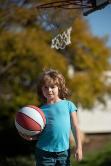 Garoto jogando basquete, estilo de vida ativo para crianças