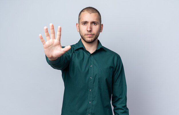 Garoto jovem e confiante com uma camisa verde mostrando cinco