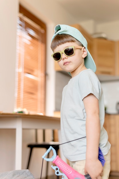 Foto grátis garoto legal usando óculos escuros