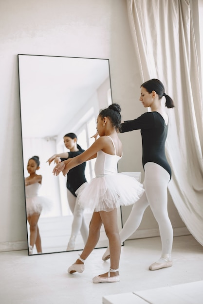 . Garoto na aula de dança com professor