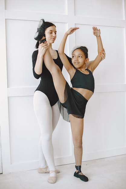 . garoto na aula de dança com professor