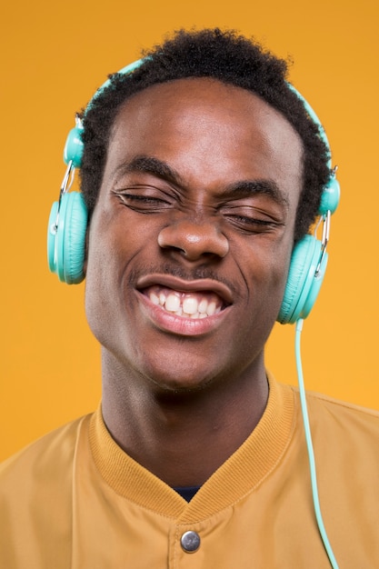 Garoto negro posando com fones de ouvido